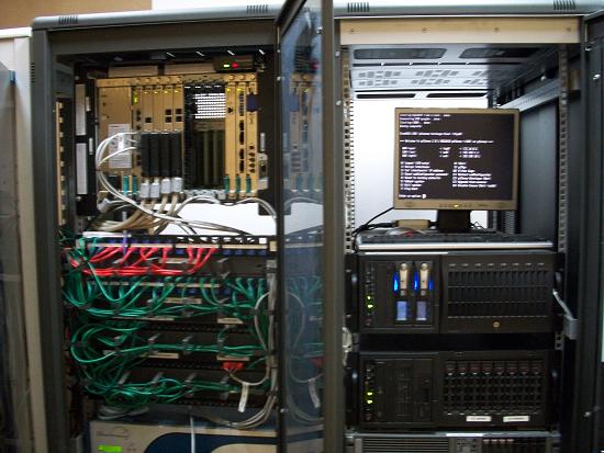 Centralita TDA 200 y rack de servidores